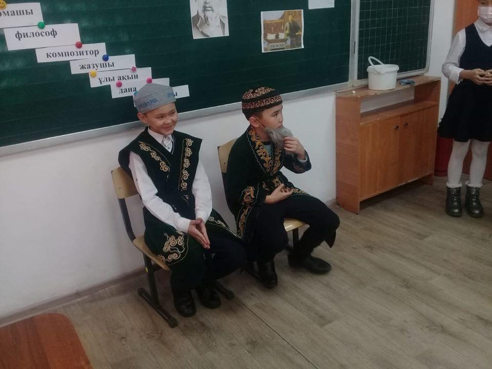1-8 сыныптар арасында "Адалдық-ізгілік бастауы", "Болмасаң да, ұқсап бақ..","Бес нәрсеге асық бол" тақырыптарында сынып сағаттары өтті.