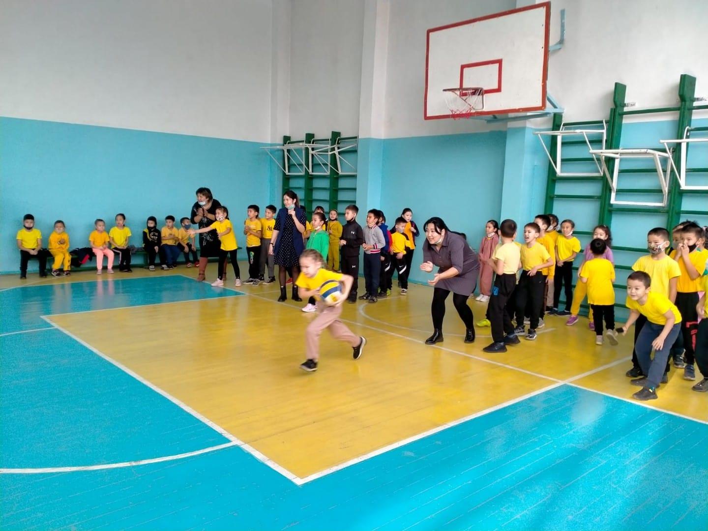 Қазақстан Республикасы Тәуелсіздігінің 30 жылдығына орай "30 жұлдызды күн" айлығы аясында дене шынықтыру кафедрасы 2 сыныптар арасында "Көңілді сөре" сыныптан тыс сайыс өткізді.