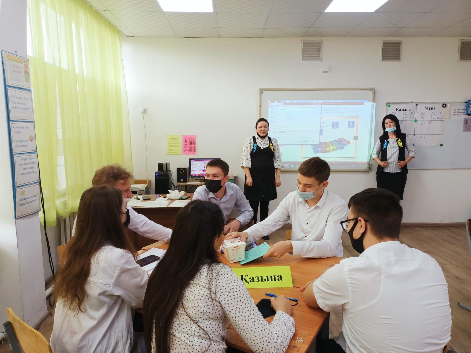 "Тілім менің- тірлігімнің айғағы" қазақ тілі мен әдебиеті апталығында 10 "В", "Г" сынып оқушылары арасында "Абай мұралары-ұлттық сананың жаңғыруы " әдеби-танымдық сайыс сабағы өтті.
