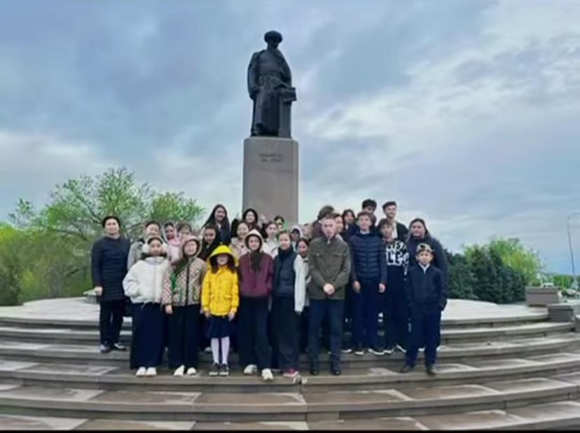 18 сәуір – Халықаралық ескерткіштерді қорғау күніне орай, «Ш. Уәлиханов атындағы №10 орта мектеп-гимназиясы» КММ мектебіміздің  10 «А», 8 «Д» оқушылары Талдықорған қаласындағы тарихи және мәдени мұра нысандарында тазалық жұмыстарын жүргізіп, гүл шоқт